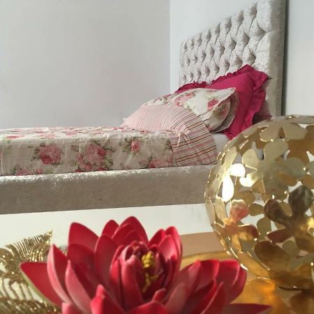 Lux Apartment In Gatwick Кроули Екстериор снимка