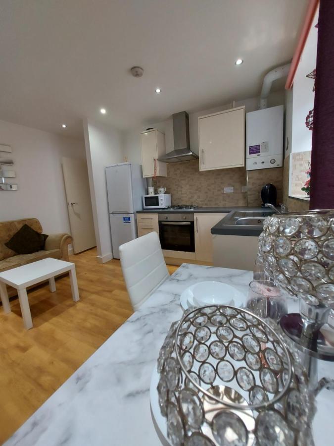 Lux Apartment In Gatwick Кроули Екстериор снимка