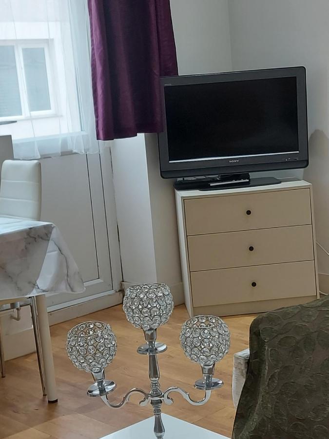 Lux Apartment In Gatwick Кроули Екстериор снимка