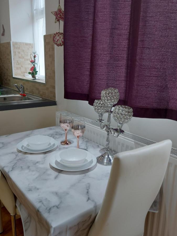 Lux Apartment In Gatwick Кроули Екстериор снимка