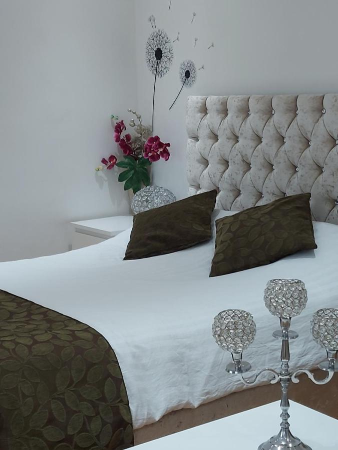 Lux Apartment In Gatwick Кроули Екстериор снимка