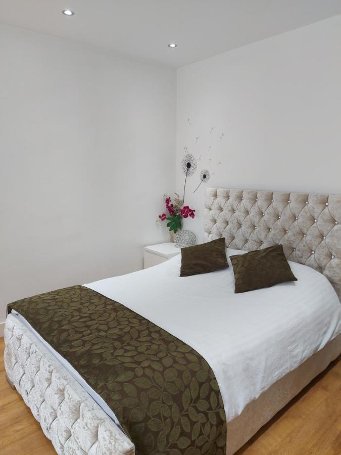 Lux Apartment In Gatwick Кроули Екстериор снимка