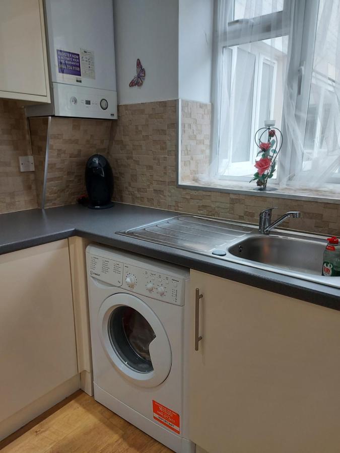 Lux Apartment In Gatwick Кроули Екстериор снимка