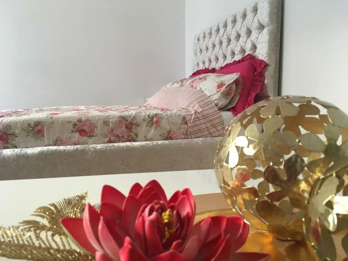 Lux Apartment In Gatwick Кроули Екстериор снимка