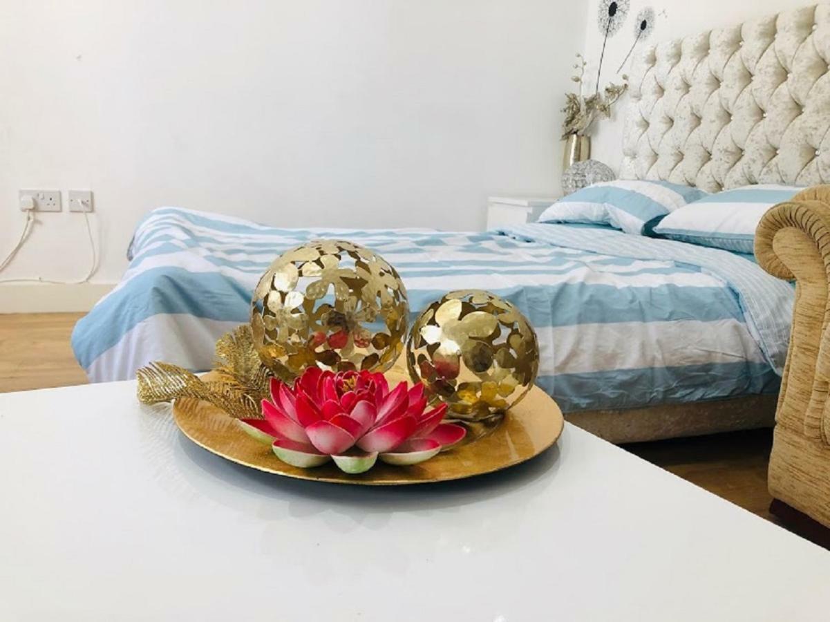 Lux Apartment In Gatwick Кроули Екстериор снимка