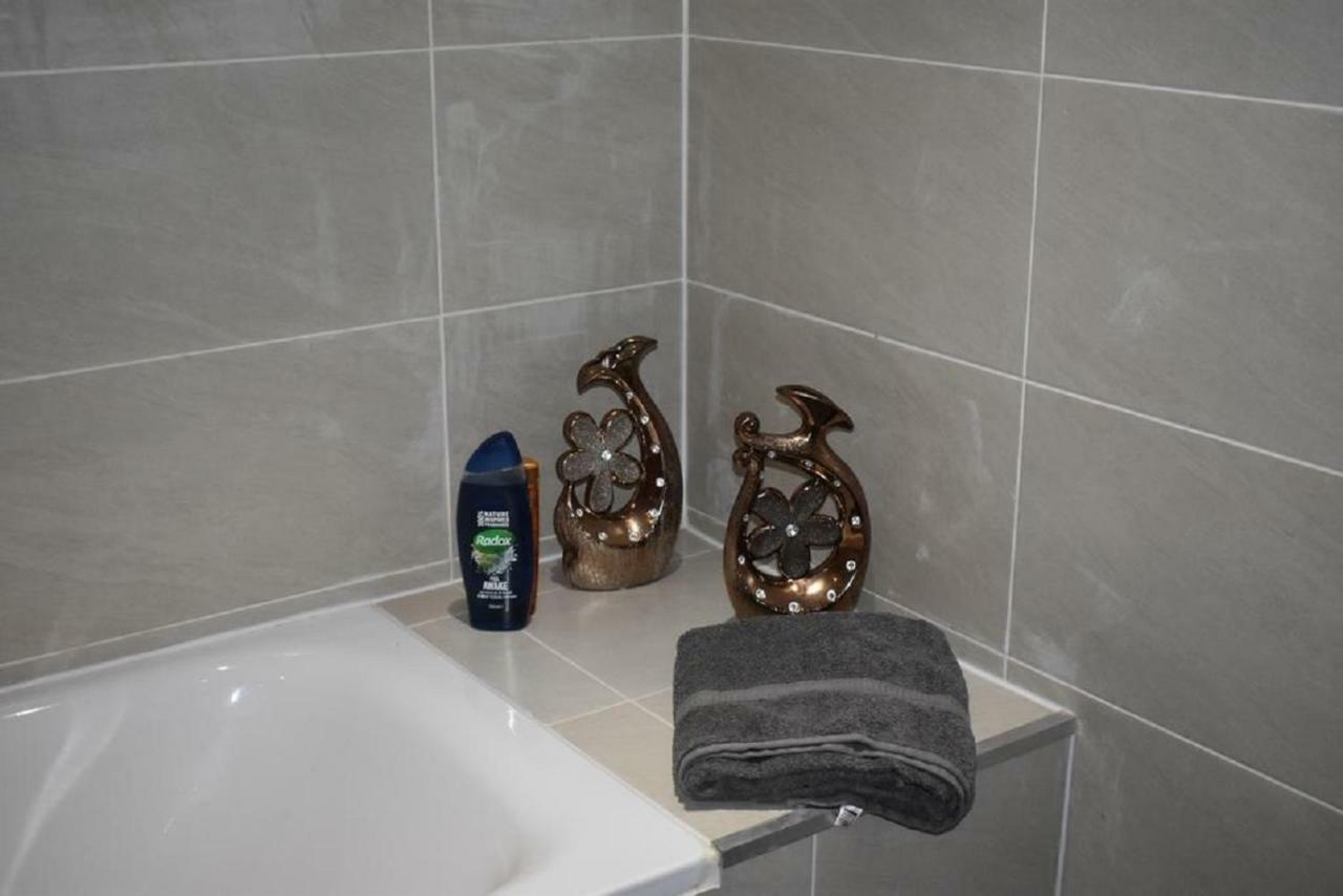 Lux Apartment In Gatwick Кроули Екстериор снимка
