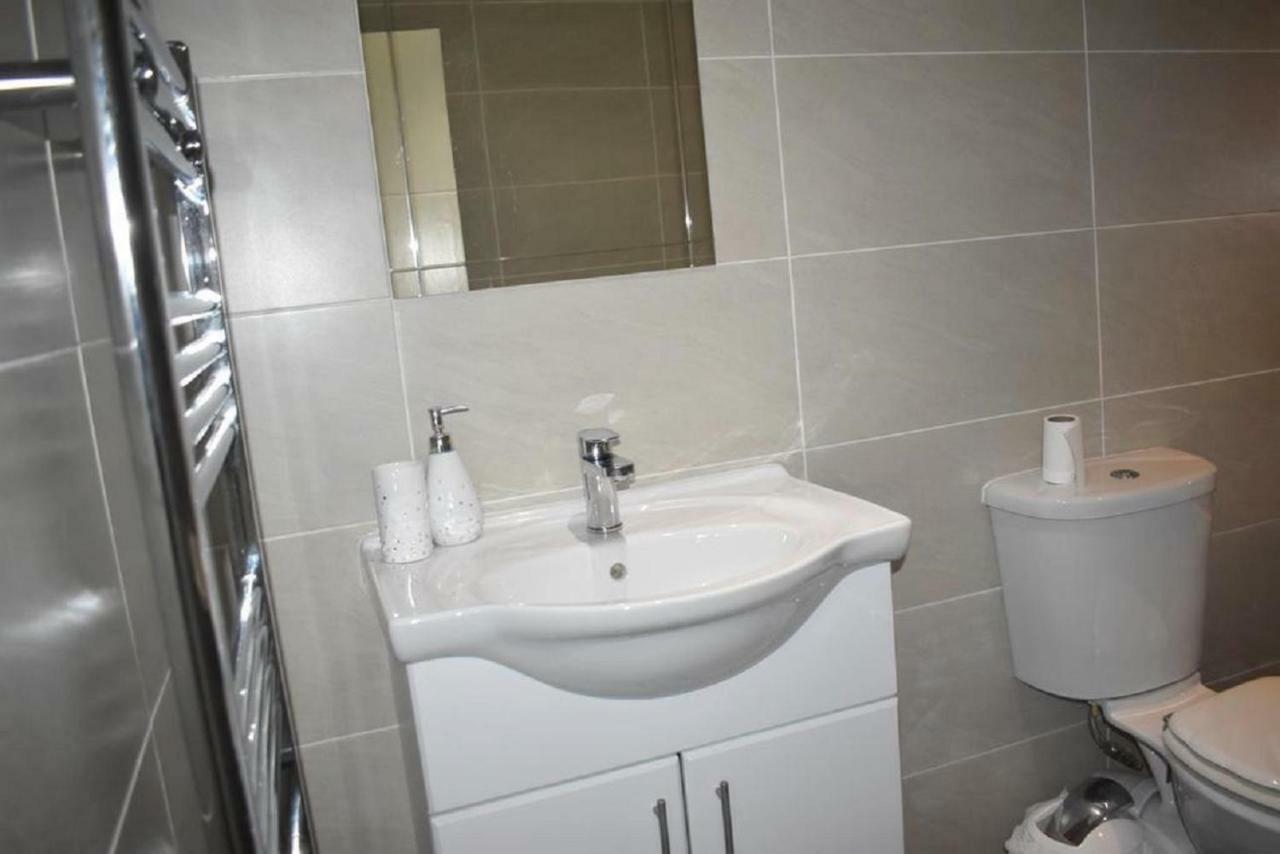 Lux Apartment In Gatwick Кроули Екстериор снимка